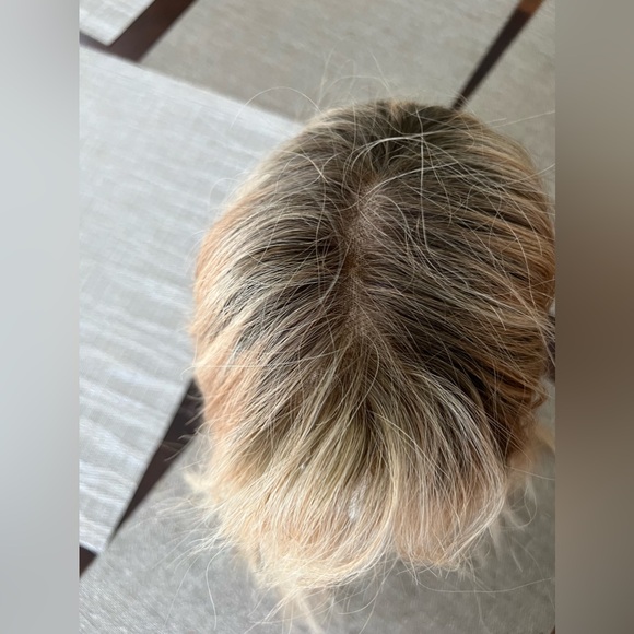 Uniwigs 16" 01R-Almond Frost 130% density 22" cap - Picture 4 of 8